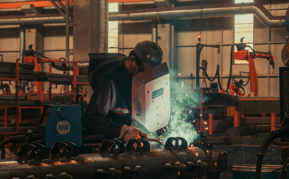Soldadura numa máquina, numa oficina metalomecânica